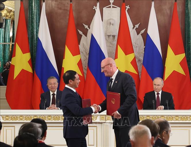 Tổng Bí thư Tô Lâm và Tổng thống Vladimir Putin chứng kiến Phó Thủ tướng, Bộ trưởng Ngoại giao Bùi Thanh Sơn và Phó Thủ tướng Nga Dmitry Chernyshenko trao Hiệp định về hợp tác trong lĩnh vực dầu khí và Nghị định thư về hoạt động của liên doanh Vietsovpetro và Rusvietpetro. Ảnh: Thống Nhất - TTXVN 