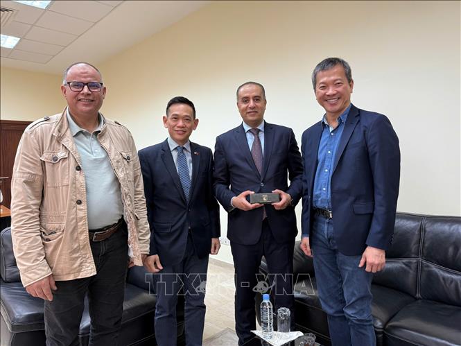 Bộ trưởng Thể thao Algeria Walid Sadi (thứ 3, từ trái qua) tiếp Chủ tịch Liên đoàn Vovinam Thế giới Mai Hữu Tín (phải) tại thủ đô Algiers, ngày 8/5/2025. Ảnh: TTXVN phát