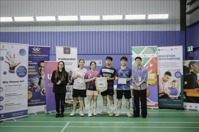 Trao giải cho các đội giành chiến thắng trong giải đấu Sports Day 2025. Ảnh: Thanh Tú - PV TTXVN tại Australia
