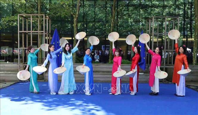 Trình diễn áo dài của Câu lạc bộ di sản áo dài Việt Nam tại Vương quốc Bỉ. Ảnh: Hương Giang - PV TTXVN tại Bỉ