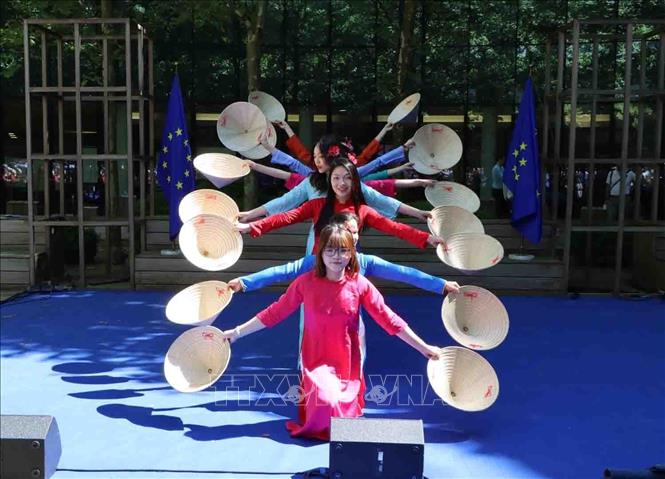 Trình diễn áo dài của Câu lạc bộ di sản áo dài Việt Nam tại Vương quốc Bỉ. Ảnh: Hương Giang - PV TTXVN tại Bỉ