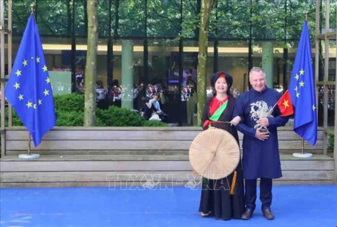 Trình diễn áo dài của Câu lạc bộ di sản áo dài Việt Nam tại Vương quốc Bỉ. Ảnh: Hương Giang - PV TTXVN tại Bỉ