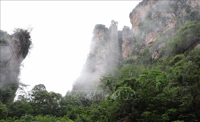 Cầu thang máy lộ thiên đưa du khách lên thẳng trên đỉnh núi. Ảnh: Quang Hưng - TTXVN tại Trung Quốc