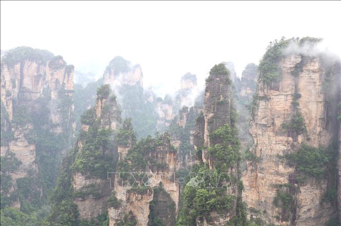 Núi non hùng vĩ, trùng điệp hóa trong Khu danh lam thắng cảnh Vũ Lăng Nguyên. Ảnh: Quang Hưng - TTXVN tại Trung Quốc