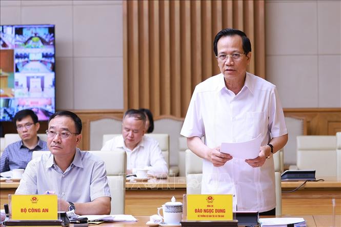 Bộ trưởng Bộ Dân tộc và Tôn giáo Đào Ngọc Dung báo cáo tình hình triển khai xoá nhà tạm, nhà dột nát trên phạm vi cả nước. Ảnh: Dương Giang-TTXVN 
