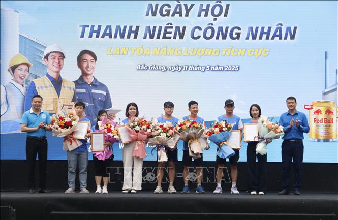 Lãnh đạo Hội Liên hiệp Thanh niên tỉnh Bắc Giang trao Quyết định thành lập 7 Câu lạc bộ cầu lông, pickleball thanh niên công nhân của tỉnh. Ảnh: Đồng Thúy-TTXVN