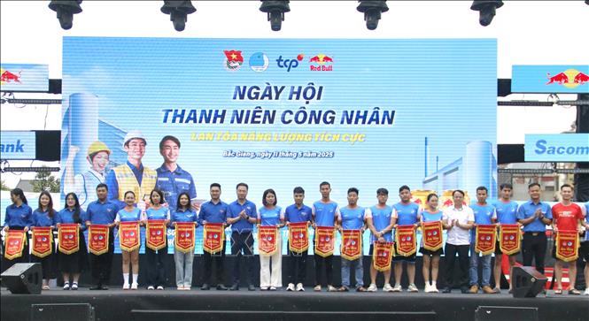 Bí thư Trung ương Đoàn, Chủ tịch Trung ương Hội LHTN Việt Nam Nguyễn Tường Lâm và lãnh đạo Tỉnh đoàn Bắc Giang trao cờ lưu niệm cho các đơn vị, tổ chức đồng hành. Ảnh: Đồng Thúy-TTXVN
