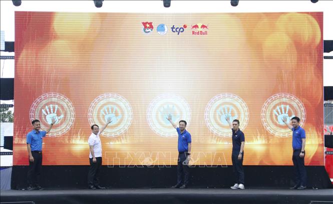 Bí thư Ban Chấp hành Trung ương Đoàn, Chủ tịch Trung ương Hội LHTN Việt Nam Nguyễn Tường Lâm cùng các đại biểu khởi động ngày hội. Ảnh: Đồng Thúy-TTXVN