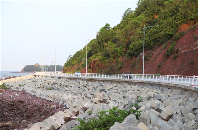 Đường ven biển Nghi Sơn - Cửa Lò chạy qua những địa bàn ven bờ biển sẽ được xây thêm kè chắn sóng. Ảnh: Xuân Tiến - TTXVN 