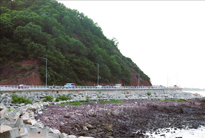 Đường ven biển Nghi Sơn - Cửa Lò chạy qua khu vực ven biển Cửa Hiền (huyện Diễn Châu). Ảnh: Xuân Tiến - TTXVN 