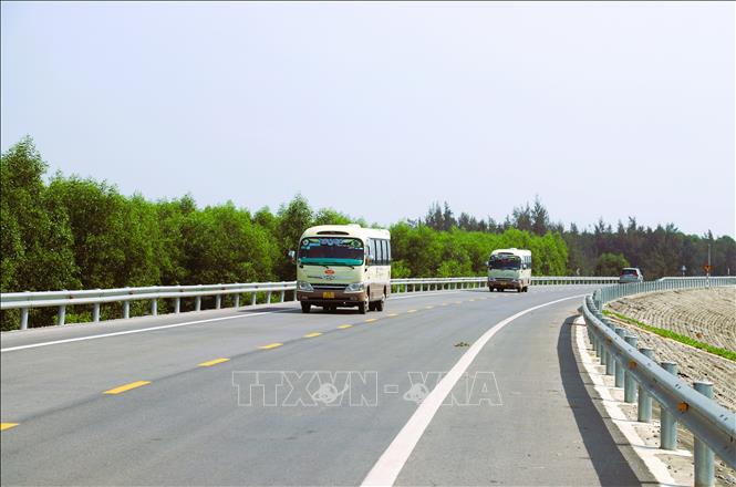 Đường ven biển Nghi Sơn - Cửa Lò sẽ góp phần giảm tải đáng kể lưu lượng phương tiện lưu thông trên tuyến quốc lộ 1A và phần đường cao tốc Bắc - Nam chạy qua địa bàn tỉnh Nghệ An. Ảnh: Xuân Tiến - TTXVN 
