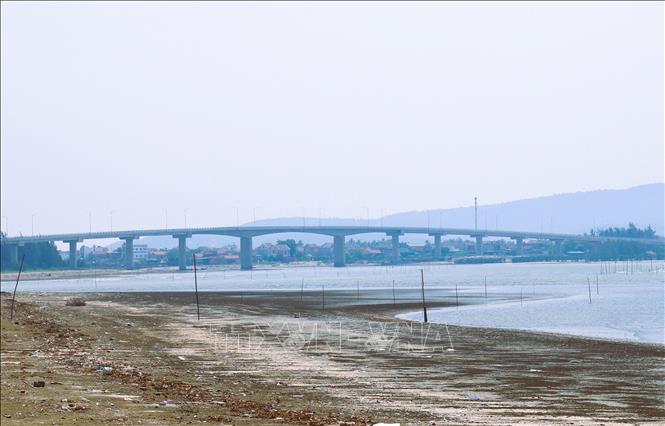 Cầu Lạch Thơi bắc qua cửa biển Lạch Thơi (xã Văn Hải, huyện Quỳnh Lưu) dài gần 900m trên tuyến đường ven biển Nghi Sơn - Cửa Lò đã hoàn thiện. Ảnh: Xuân Tiến - TTXVN 