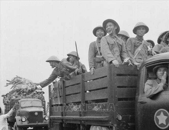 Các chiến sỹ bộ đội vào tiếp quản Hải Phòng trong ngày 13/5/1955. Ảnh: TTXVN