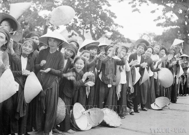 Nhân dân Hải Phòng vui mừng đón quân đội Việt Nam vào tiếp quản thành phố. Ảnh: TTXVN