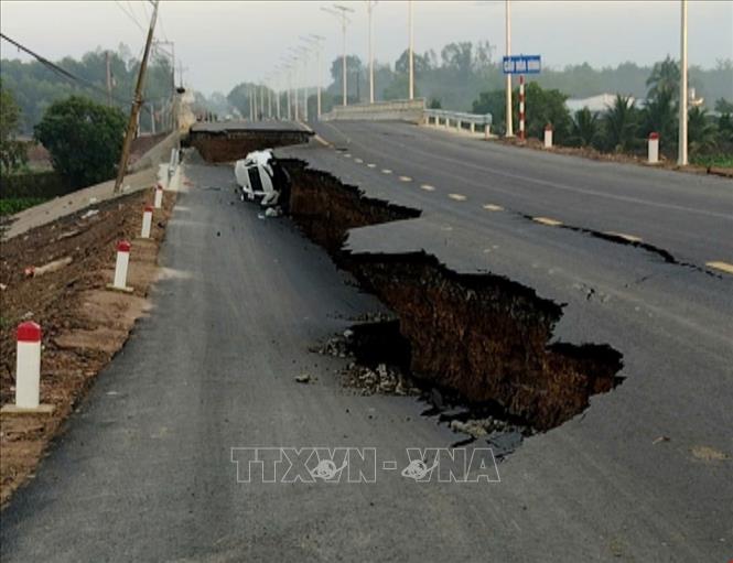Hiện trường vụ sụt, lún tại chân cầu Hòa Bình, thuộc xã Hòa Hội, huyện Châu Thành. Ảnh: TTXVN phát
