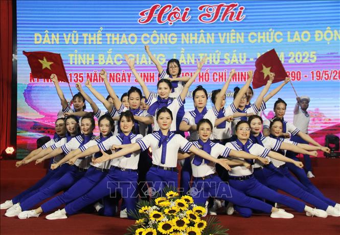 Tiết mục dân vũ thể thao do công nhân, viên chức, người lao động biểu diễn. Ảnh: Đồng Thúy-TTXVN
