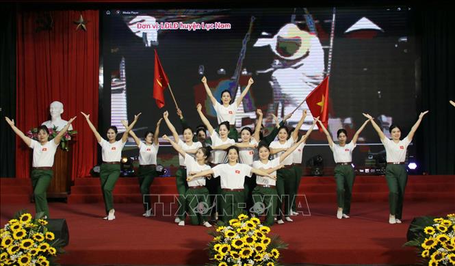 Tiết mục dân vũ thể thao do công nhân, viên chức, người lao động biểu diễn. Ảnh: Đồng Thúy-TTXVN