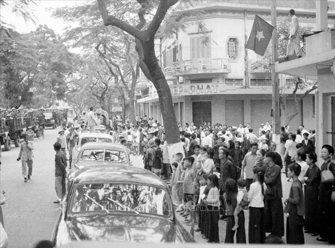 Nhân dân thành phố Hải Phòng tập trung vui mừng đón bộ đội vào tiếp quản thành phố. Ảnh: TTXVN