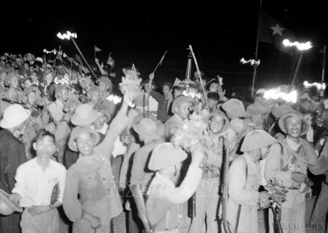 4h sáng 13/5/1955, đồng bào Hải Phòng thắp đèn, đốt đuốc ra đón bộ đội vào tiếp quản. Ảnh: TTXVN