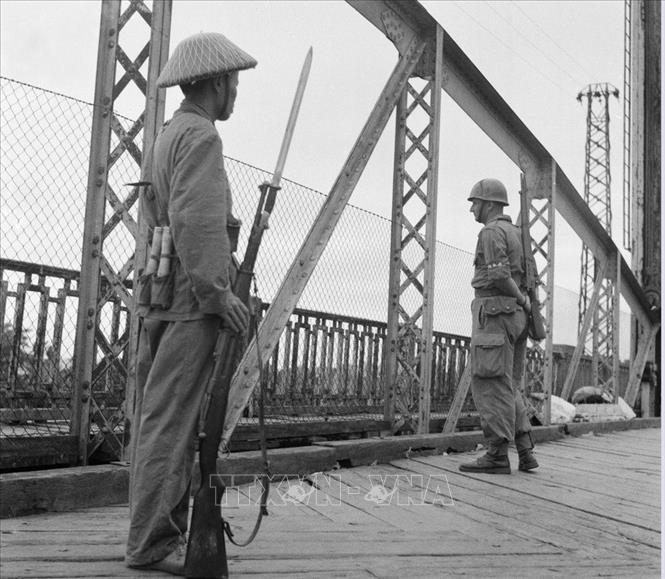 Quân đội Việt Nam gác giữ tại cầu Hà Lý (10h ngày 12/5/1955). Ảnh: TTXVN