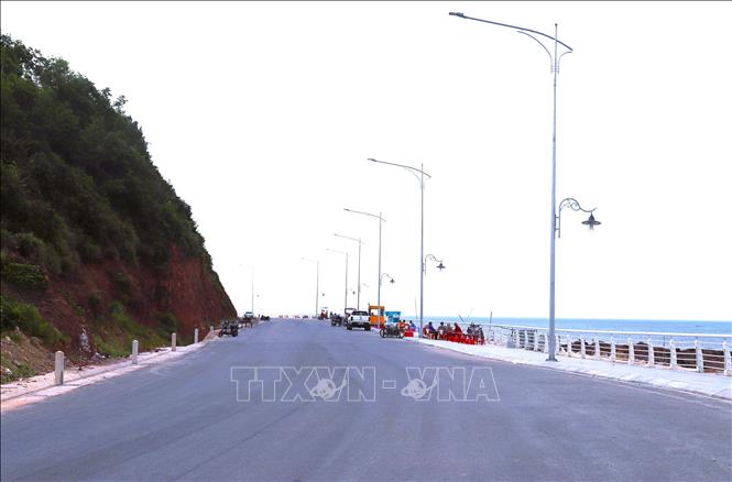 Hệ thống bóng cao áp được lắp đặt, trang trí trên tuyến đường ven biển chạy qua địa phận huyện Nghi Lộc. Ảnh: Xuân Tiến - TTXVN 