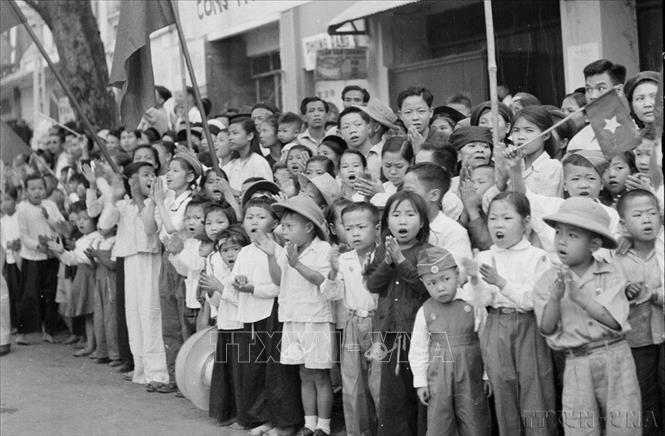 Các cháu thiếu nhi Hải Phòng đón chào đoàn quân vào tiếp quản thành phố. Ảnh: TTXVN