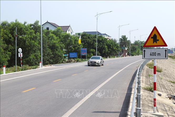 Đường ven biển Nghi Sơn - Cửa Lò có mặt đường rộng 11m đi qua các địa bàn thị xã Hoàng Mai, các huyện Diễn Châu, Quỳnh Lưu, Nghi Lộc và thị xã Cửa Lò. Ảnh: Xuân Tiến - TTXVN 
