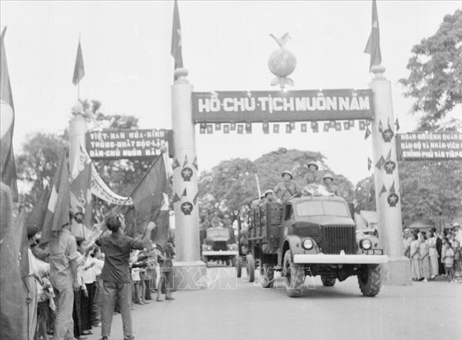Ngày 13/5/1955, Quân đội Việt Nam tiến vào tiếp quản thành phố Hải Phòng trong sự chào đón của nhân dân. Ảnh: TTXVN