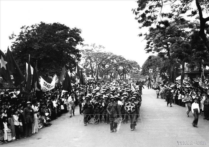 Ngày 13/5/1955, Quân đội Việt Nam tiến vào tiếp quản thành phố Hải Phòng trong sự chào đón của nhân dân. Ảnh: TTXVN