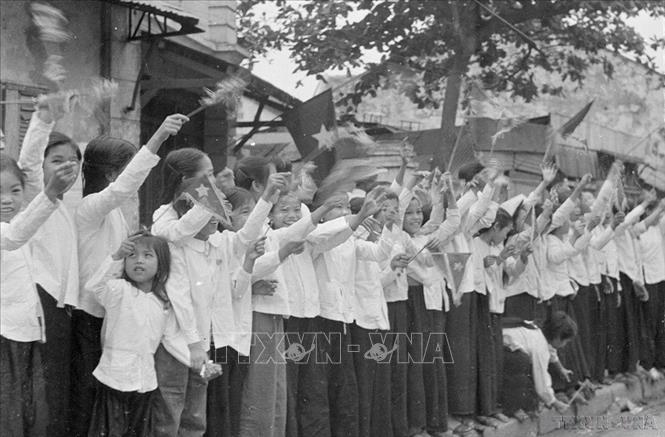 Nhân dân đứng hai bên đường chào đón các đoàn quân đi qua. Ảnh: TTXVN