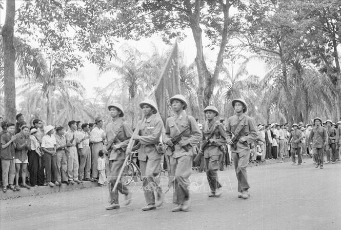 Quân đội ta tiến vào tiếp quản thành phố Hải Phòng. Ảnh: TTXVN