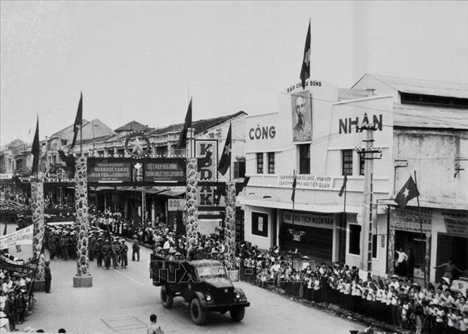 Ngày 13/5/1955, Quân đội Việt Nam tiến vào tiếp quản thành phố Hải Phòng trong sự chào đón của nhân dân. Ảnh: TTXVN