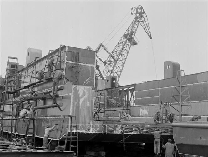 Đóng tàu hàng tại Xí nghiệp đóng tàu Bạch Đằng (5/1970). Ảnh: Văn Sắc - TTXVN
