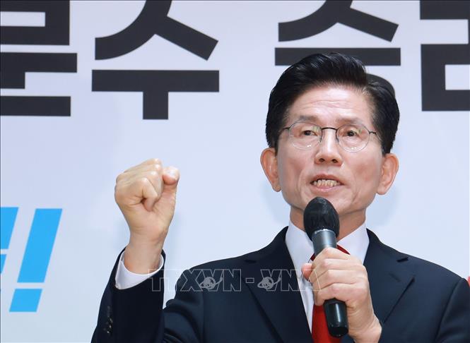 Ứng cử viên Tổng thống Hàn Quốc của đảng Quyền lực quốc dân (PPP) Kim Moon Soo phát biểu họp báo tại thủ đô Seoul. Ảnh: Yonhap/TTXVN