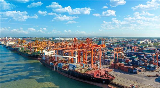 Tàu chuyên tuyến container xếp dỡ hàng Chi nhánh Cảng Chùa Vẽ. Ảnh: Minh Huệ - TTXVN