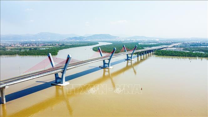 Cẩu Bến Rừng với thiết kế đặc biệt 3 trụ chính hình chữ V. Ảnh: Hoàng Hiếu - TTXVN
