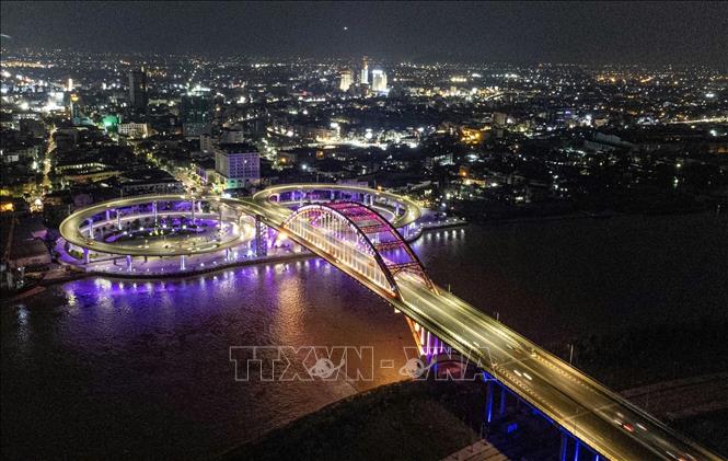 Cầu Hoàng Văn Thụ được trang hoàng ánh sáng là điểm nhấn của thành phố Hải Phòng về đêm. Ảnh: Quốc Khánh - TTXVN
