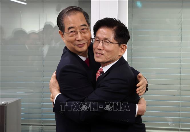 Ứng cử viên Tổng thống Hàn Quốc của đảng Quyền lực quốc dân (PPP) Kim Moon-soo và cựu Thủ tướng Han Duck Soo tại cuộc gặp ở Seoul ngày 11/5/2025. Ảnh: Yonhap/TTXVN