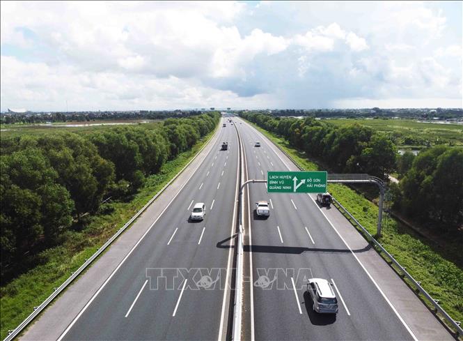 Đường cao tốc Hà Nội – Hải Phòng là đường cao tốc đầu tiên của Việt Nam xây dựng theo tiêu chuẩn quốc tế, có chiều dài toàn tuyến hơn 105 km. Ảnh: Vũ Sinh – TTXVN