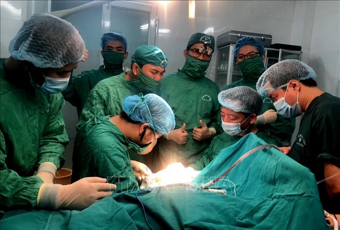  Phẫu thuật nối bàn tay tại Bệnh viện Hữu nghị Việt Tiệp. Ảnh: TTXVN phát