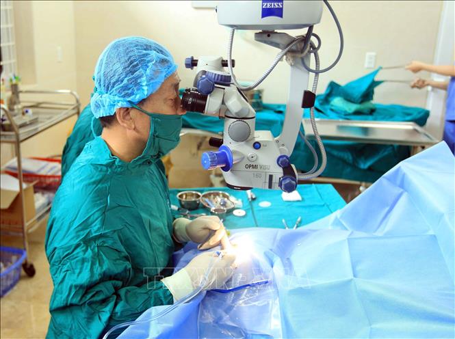 Phẫu thuật giác mạc tại Bệnh viện Hữu nghị Việt Tiệp. Ảnh: An Đăng - TTXVN