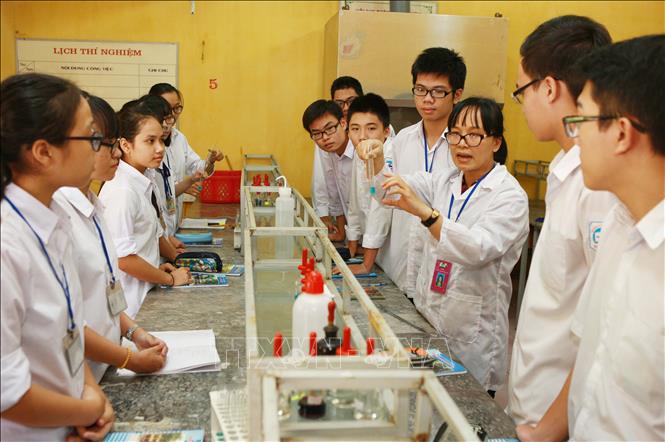 Giáo viên và học sinh Trường THPT Trần Phú (Hải Phòng) thực hành môn Hoá học tại phòng thí nghiệm. Ảnh: Lâm Khánh – TTXVN