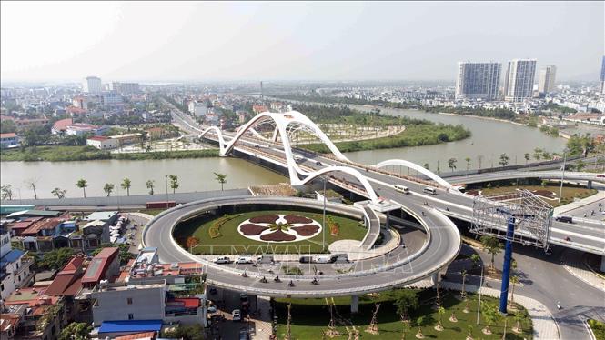 Đường dẫn lên cầu Rào với hình hoa phượng 5 cánh - biểu tượng của thành phố Hải Phòng. Ảnh: Hoàng Hiếu - TTXVN