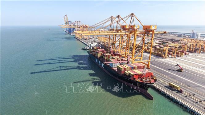 Chuyến tàu thương mại đầu tiên chính thức cập bến tại cầu cảng số 3, 4 thuộc Công ty CP Cảng Hải Phòng. Ảnh: TTXVN phát