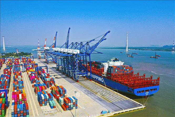 Cảng Quốc tế Lạch Huyện tại hải Phòng là cảng biển nước sâu đầu tiên của khu vực kinh tế trọng điểm phía Bắc. Ảnh: Đức Nghĩa - TTXVN phát
