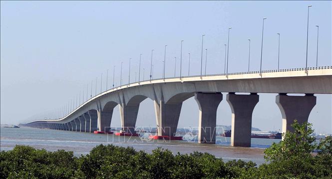 Cầu vượt biển Đình Vũ – Cát Hải là cầu vượt biển dài nhất Việt Nam với bề rộng 29,5m với 4 làn xe (2 làn xe cơ giới và 2 làn xe thô sơ). Ảnh: An Đăng – TTXVN