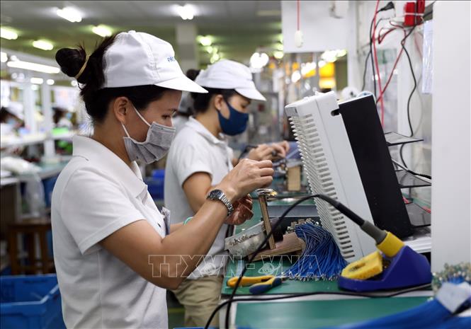 Dây chuyền sản xuất; lắp ráp linh kiện cho bếp gas của Công ty TNHH Paloma Việt Nam tại khu công nghiệp; đô thị VSIP Hải Phòng. Ảnh: Danh Lam – TTXVN