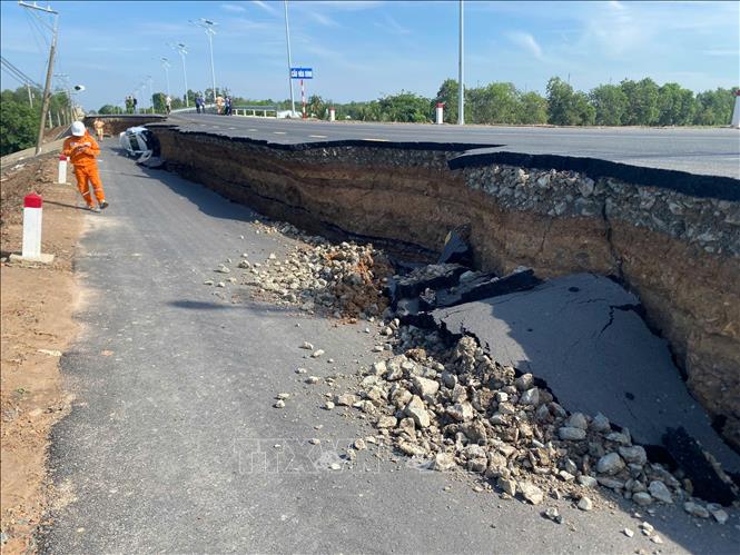 Đoạn sụt, lún đoạn đường dẫn vào chân cầu Hòa Bình, thuộc xã Hòa Hội, huyện Châu Thành, tỉnh Tây Ninh. Ảnh: Thanh Tân – TTXVN