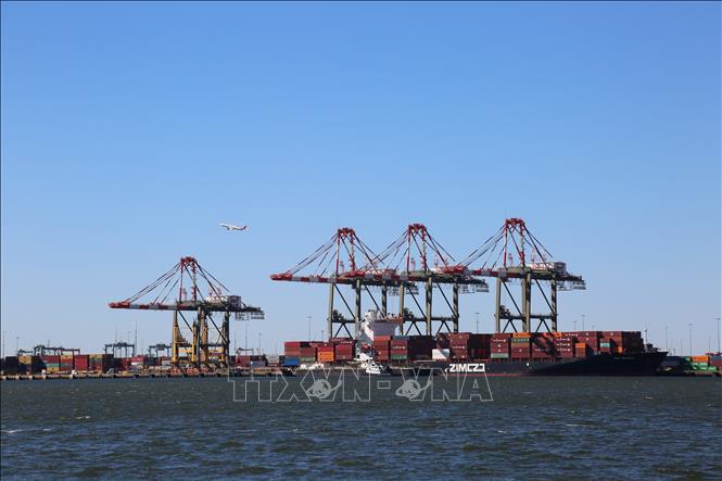 Quang cảnh cảng hàng hóa tại Bayonne, New Jersey, Mỹ. Ảnh: THX/TTXVN