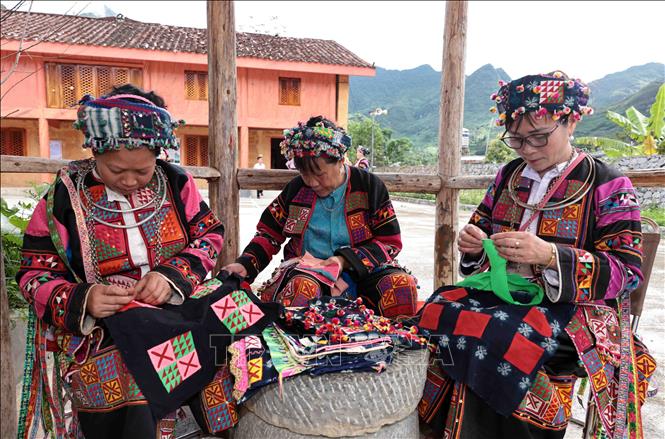 Lo Lo women skillfully embroider floral patterns on traditional attire. VNA Photo: Trần Việt